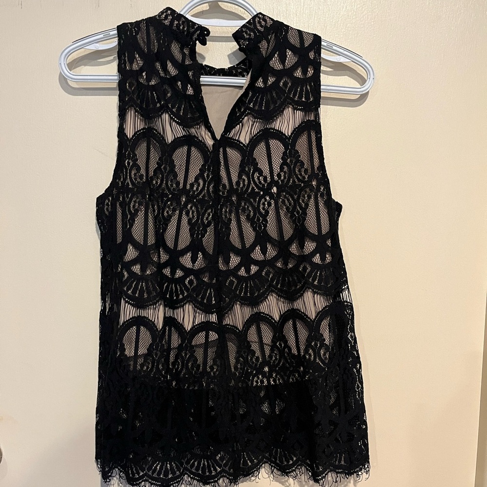 Elegant Black Lace Sleeveless Top - Picture 3 of 4